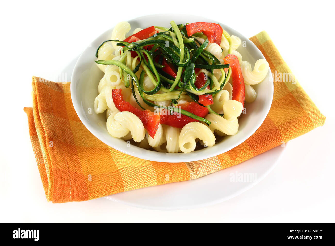 Nudeln mit Paprika-Zucchini-Gemüse Stockfoto