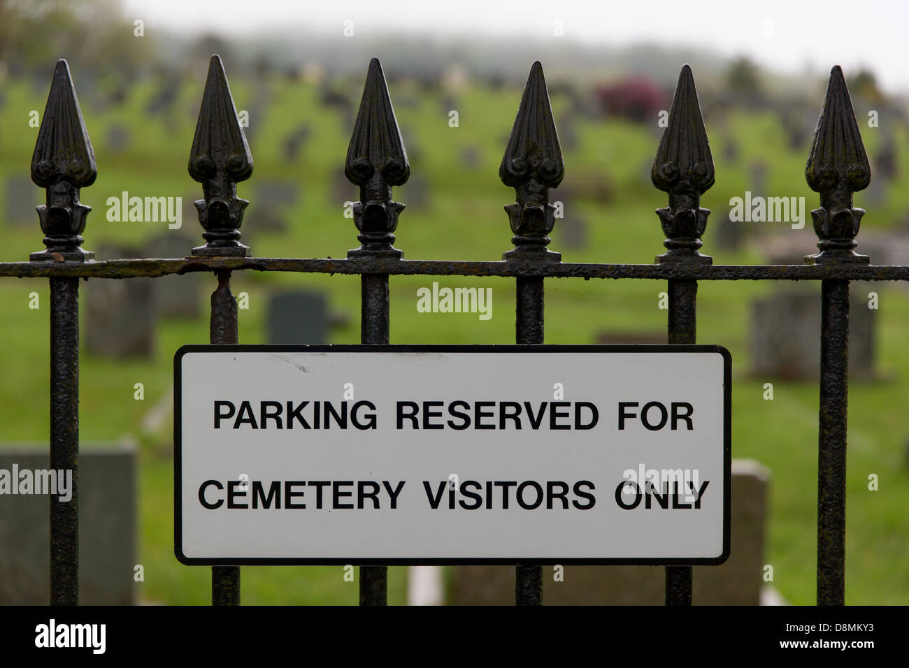 Parkplatz reserviert für Friedhof Besucher nur Zeichen, Bowness in Windermere in UK Lake District - Long Stay Parkplatz Stockfoto