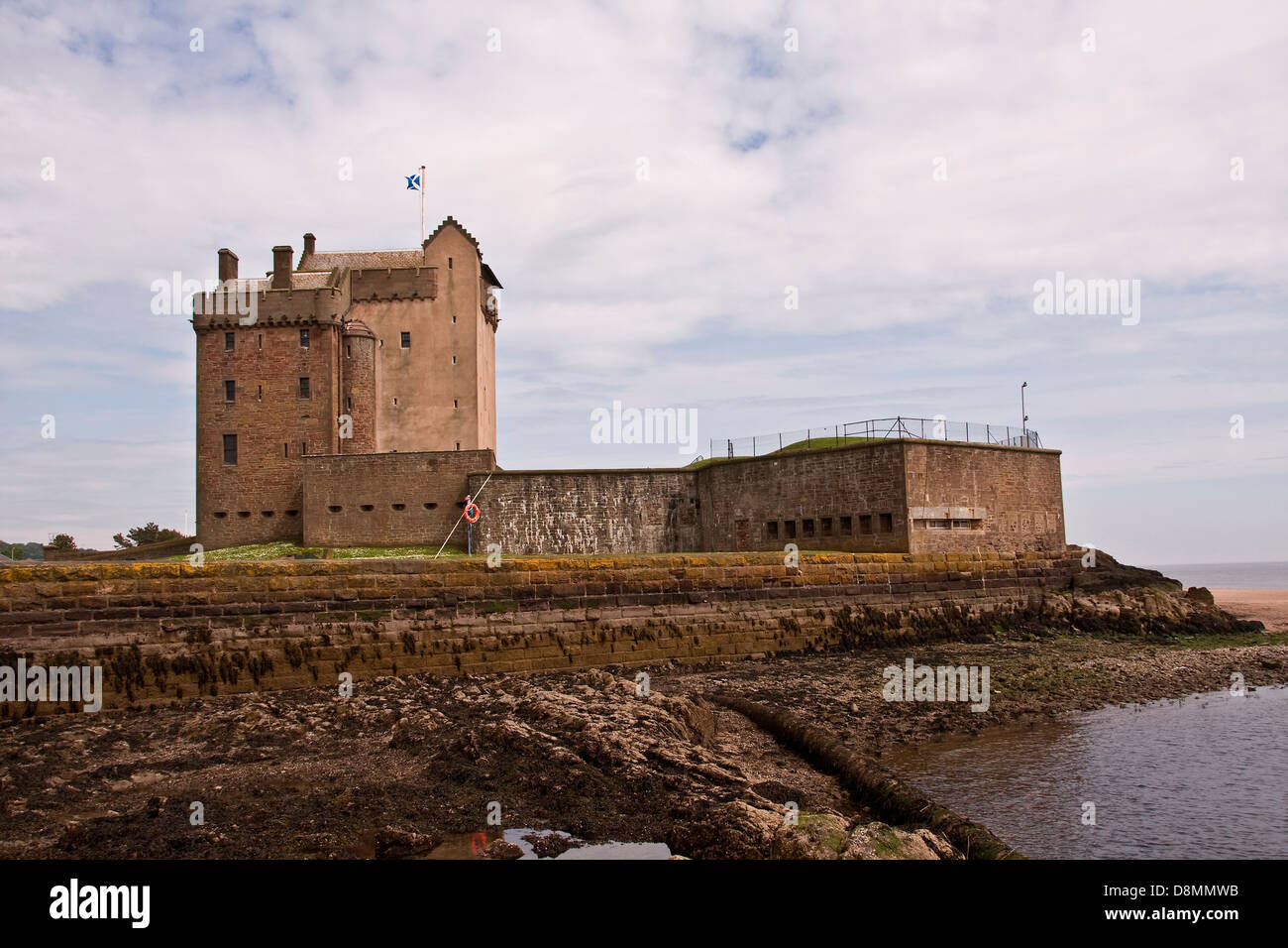 Ansicht des 15. Jahrhunderts Broughty Ferry Burg von Felsen auf dem Fluss Tay bei Ebbe in Dundee, Großbritannien Stockfoto