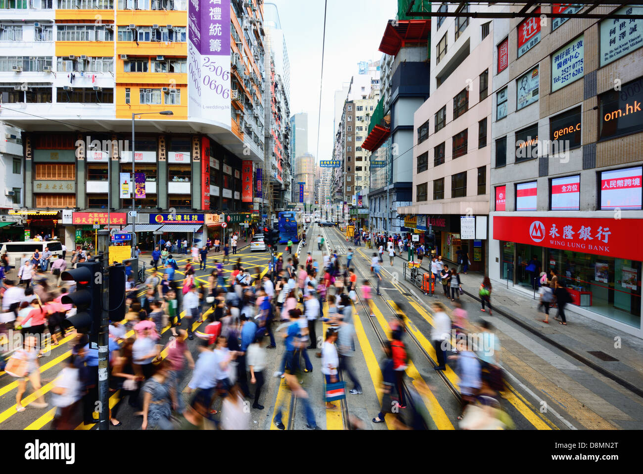 Fußgänger auf einem Zebrastreifen in Hong Kong Stockfoto