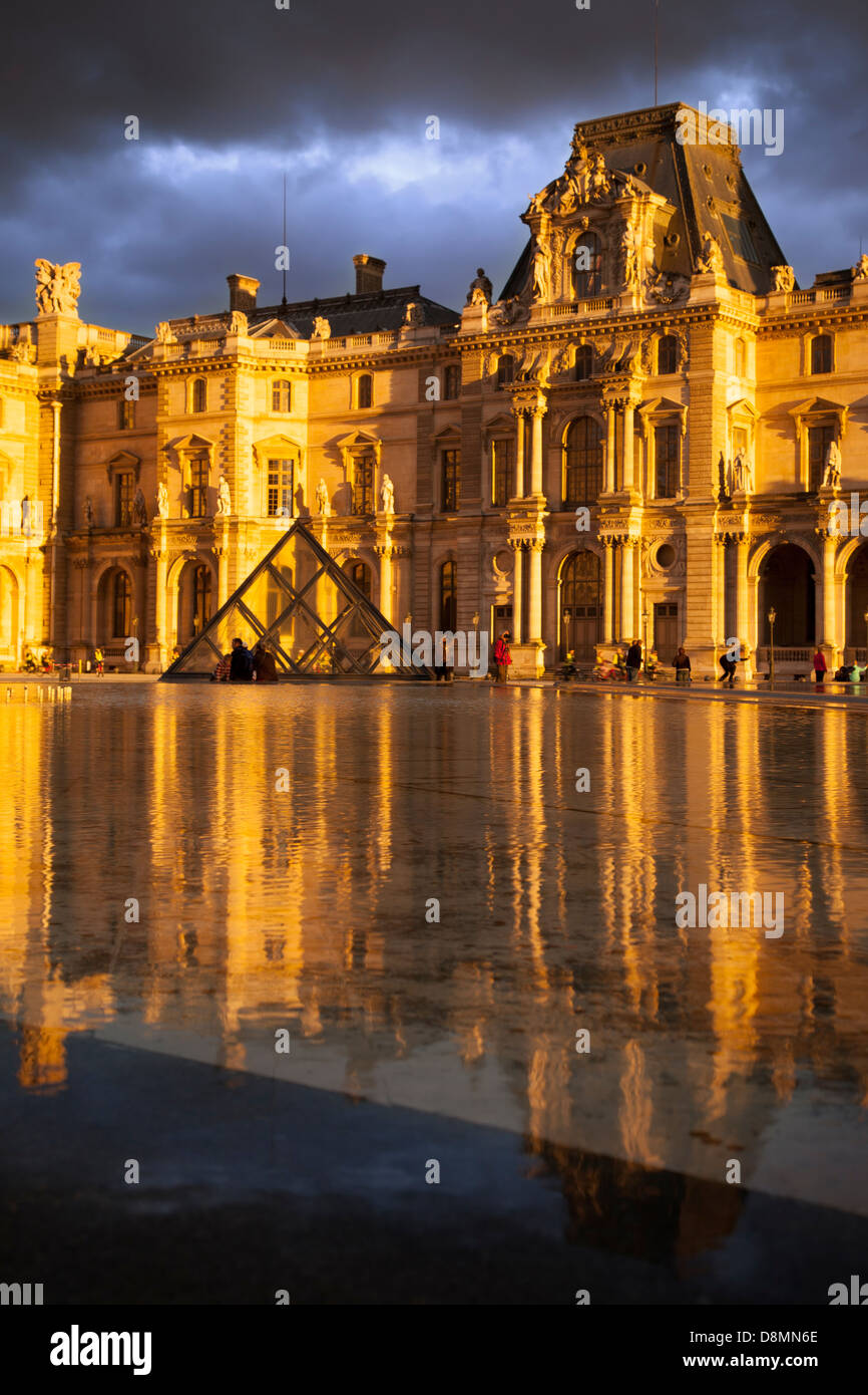 Sonnenlicht und Reflexionen im Musée du Louvre, Paris Frankreich Stockfoto