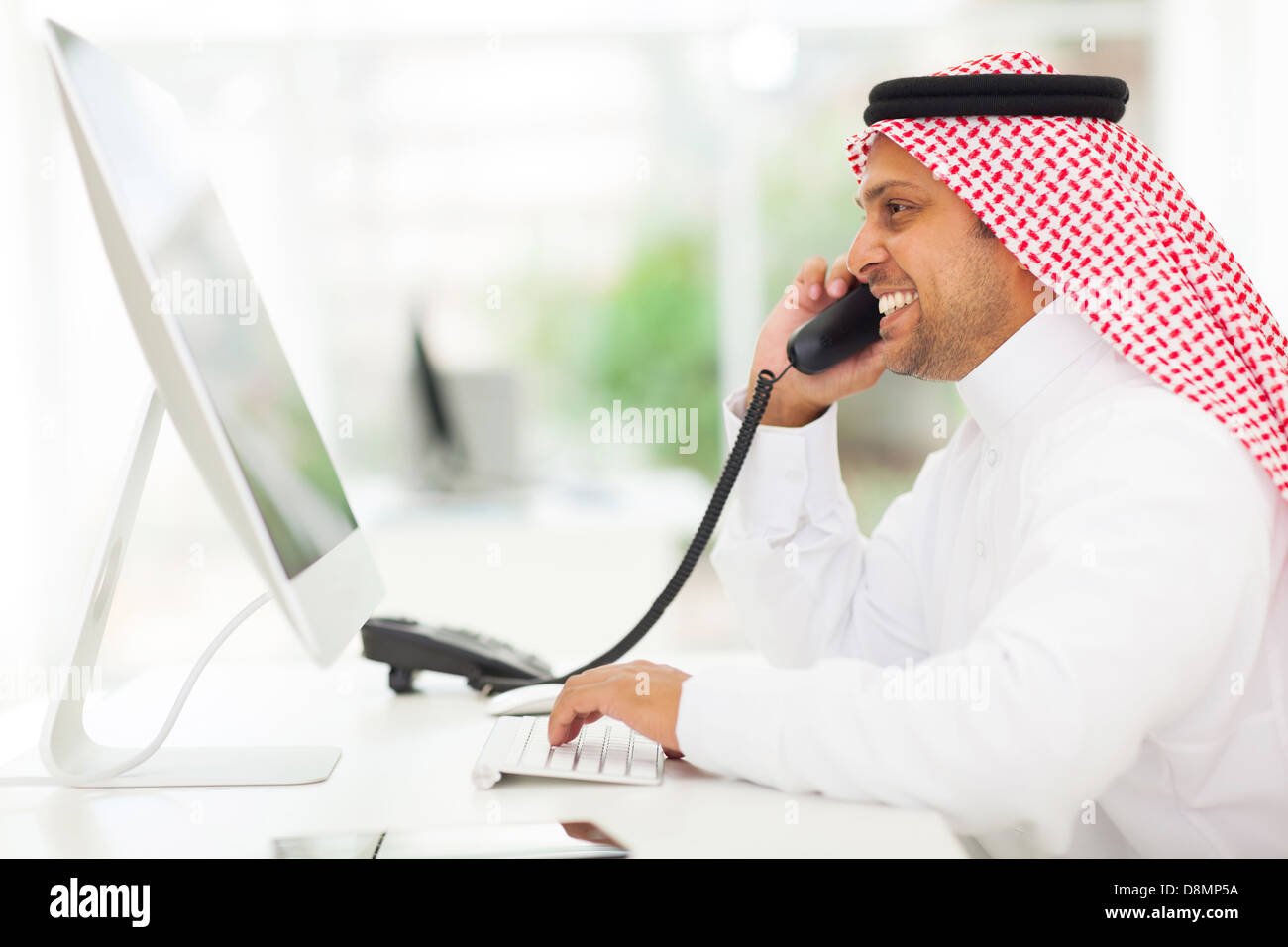 fröhlich-arabischer Milliardär Beantwortung Telefon Stockfoto