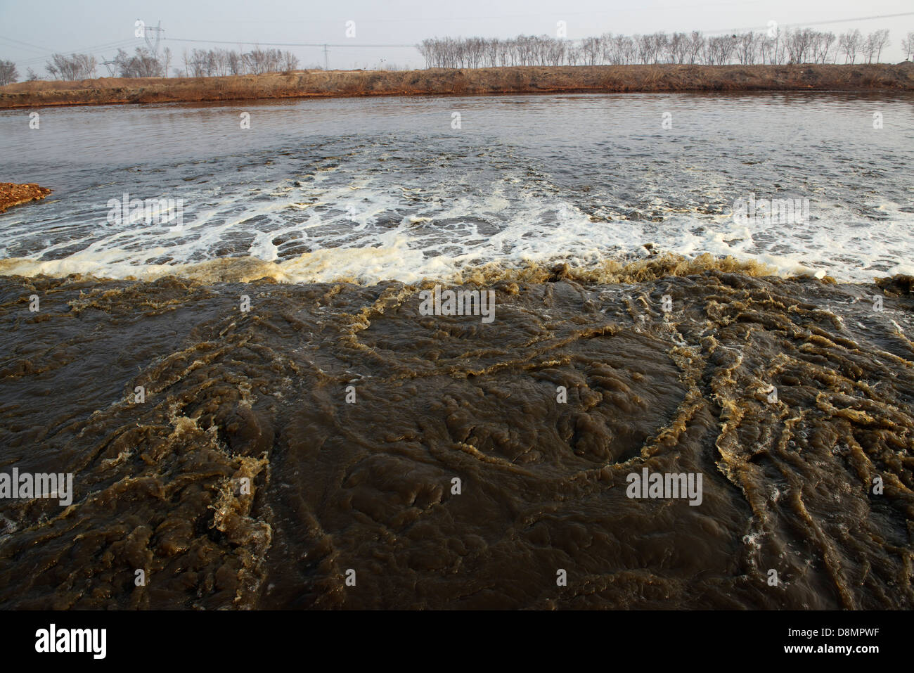 Unbehandeltes industrielles Abwasser wird direkt in Zhongting Fluss in Shengfang, Langfang, Provinz Hebei, China ausgetragen. 2013 Stockfoto