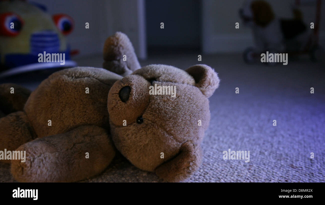 Ein brauner Teddybär Schlafzimmer Erdgeschoss eines Kindes mit anderen Spielsachen im Hintergrund. Offene Tür. Stockfoto