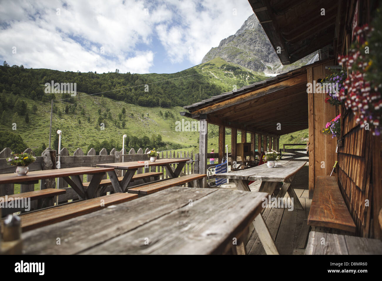 Tabellen zur Almhütte Stockfoto