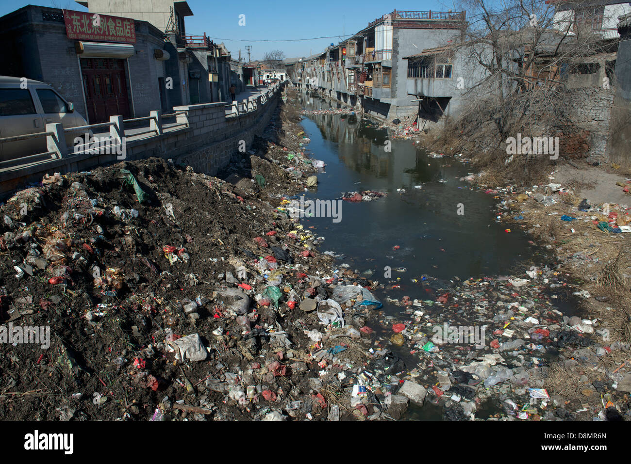 Ein stark verschmutzter Fluss durch Müll und industrielles Abwasser in Shengfang, Provinz Hebei, China. Stockfoto