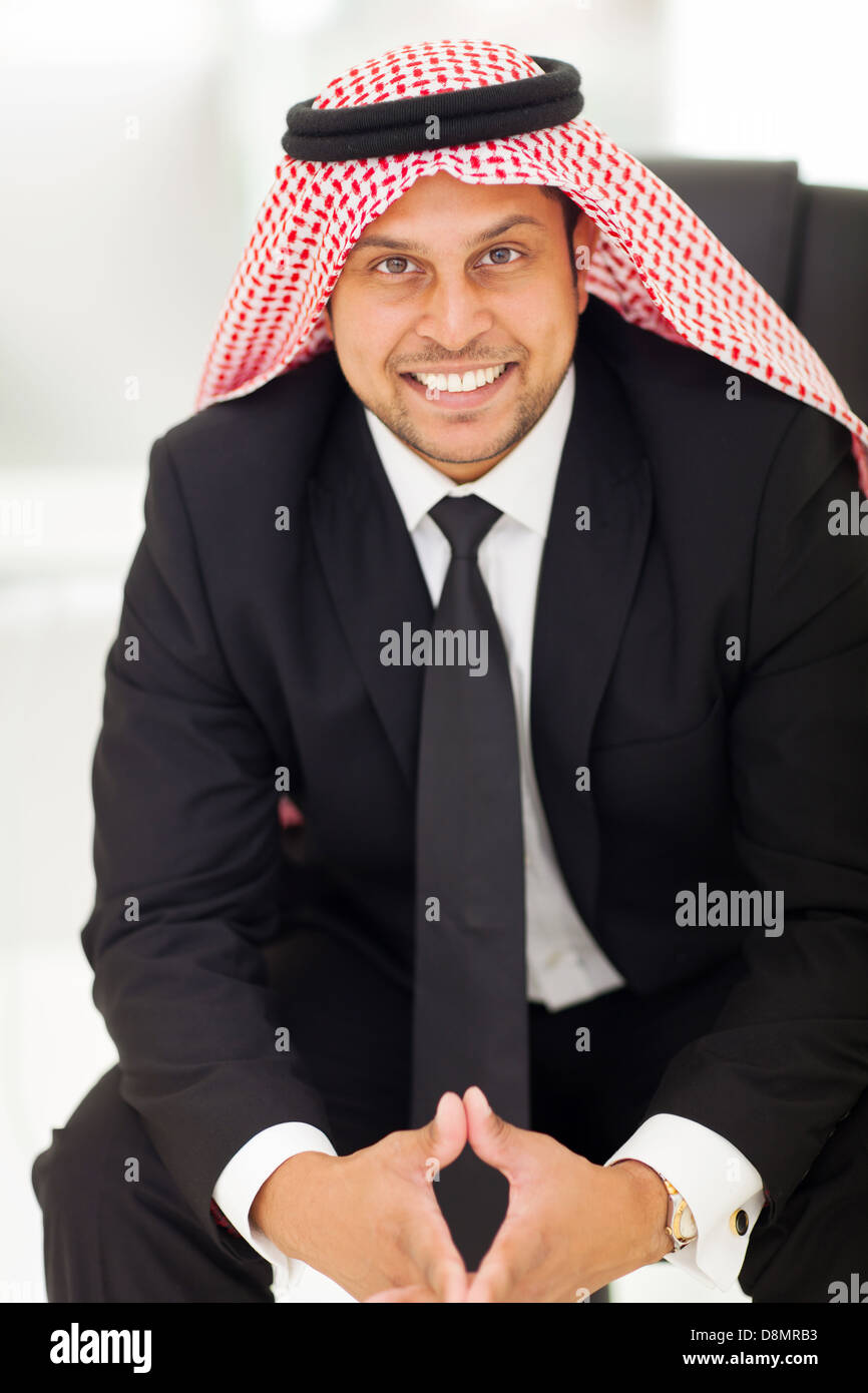 fröhliche arabische Geschäftsmann im Büro sitzen Stockfoto