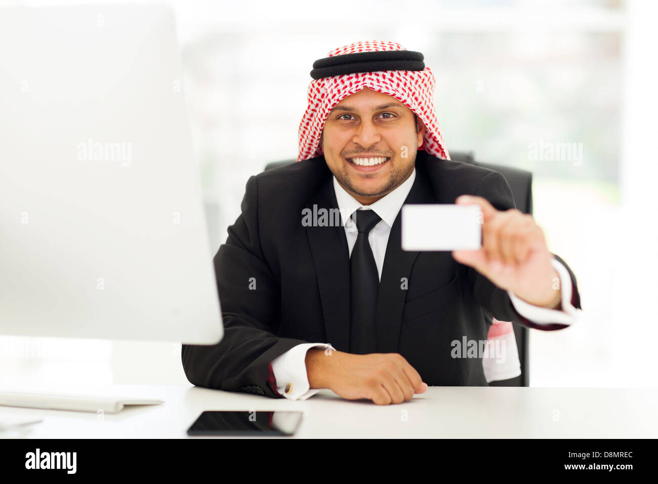glücklich arabischen Geschäftsmann reichte seine Visitenkarte Stockfoto
