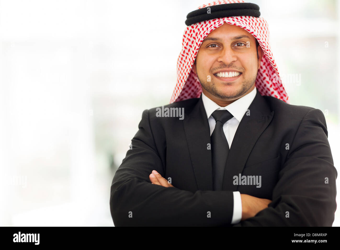 schöne arabische Geschäftsmann mit verschränkten im Büro Stockfoto