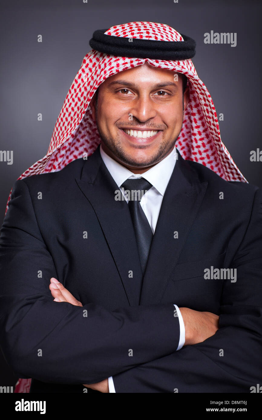fröhliche nahöstlichen Geschäftsmann posiert auf schwarzem Hintergrund Stockfoto