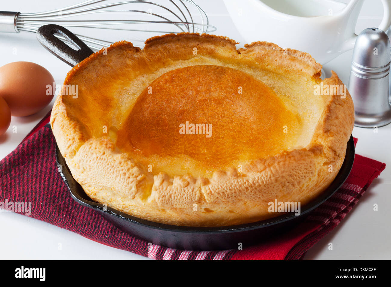 Yorkshire Pudding - eine große Größe Yorkshire Pudding, frisch aus dem Ofen... Stockfoto
