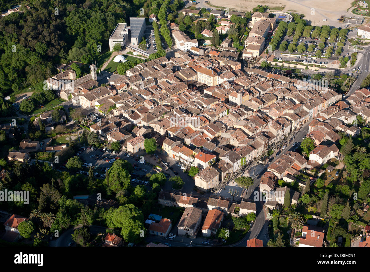 LUFTAUFNAHME. Mittelalterliches Dorf. Valbonne, Französische Riviera, Alpes-Maritimes, Frankreich. Stockfoto