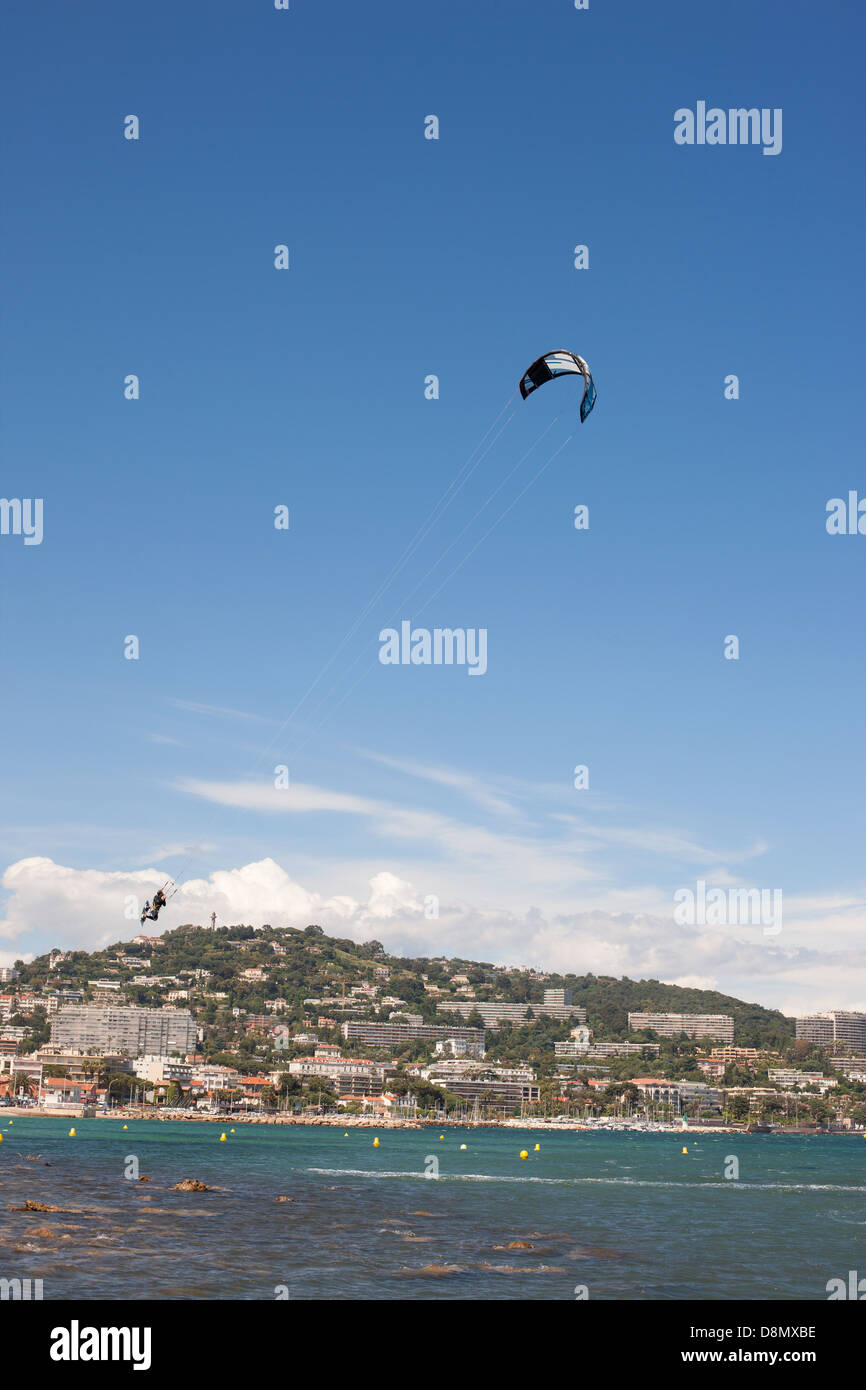Kitesurfer hoch über dem Wasser. Cannes, Französische Riviera, Alpes-Maritimes, Frankreich. Stockfoto
