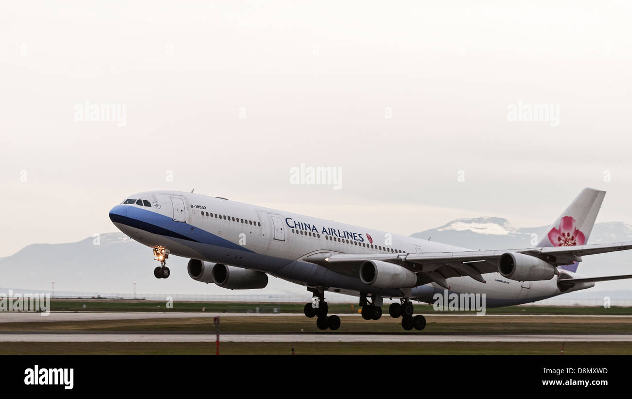 Ein Düsenflugzeug China Airlines Airbus A340-300 (B-18803) landet auf dem Flughafen Vancouver International Airport. Stockfoto
