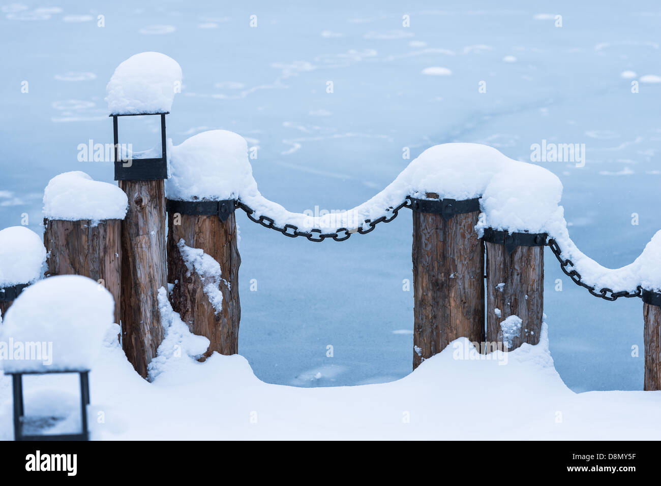 Liegeplatz mit einer Kette im Schnee Stockfoto