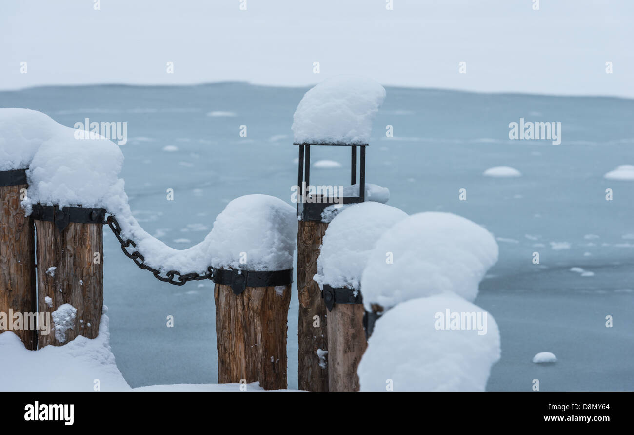 Liegeplatz mit einer Kette im Schnee Stockfoto