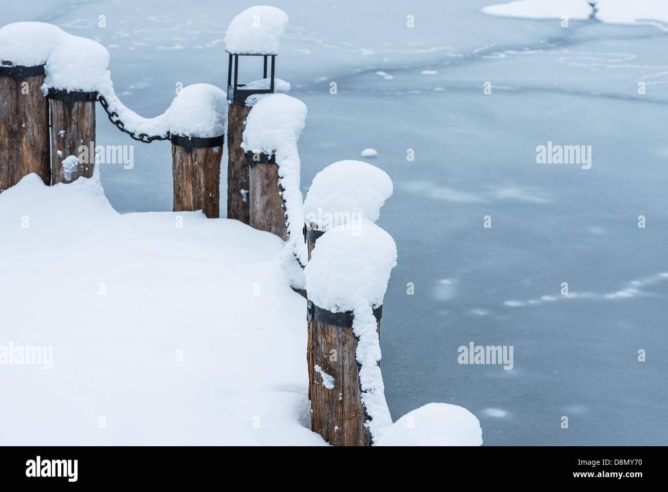 Liegeplatz mit einer Kette im Schnee Stockfoto