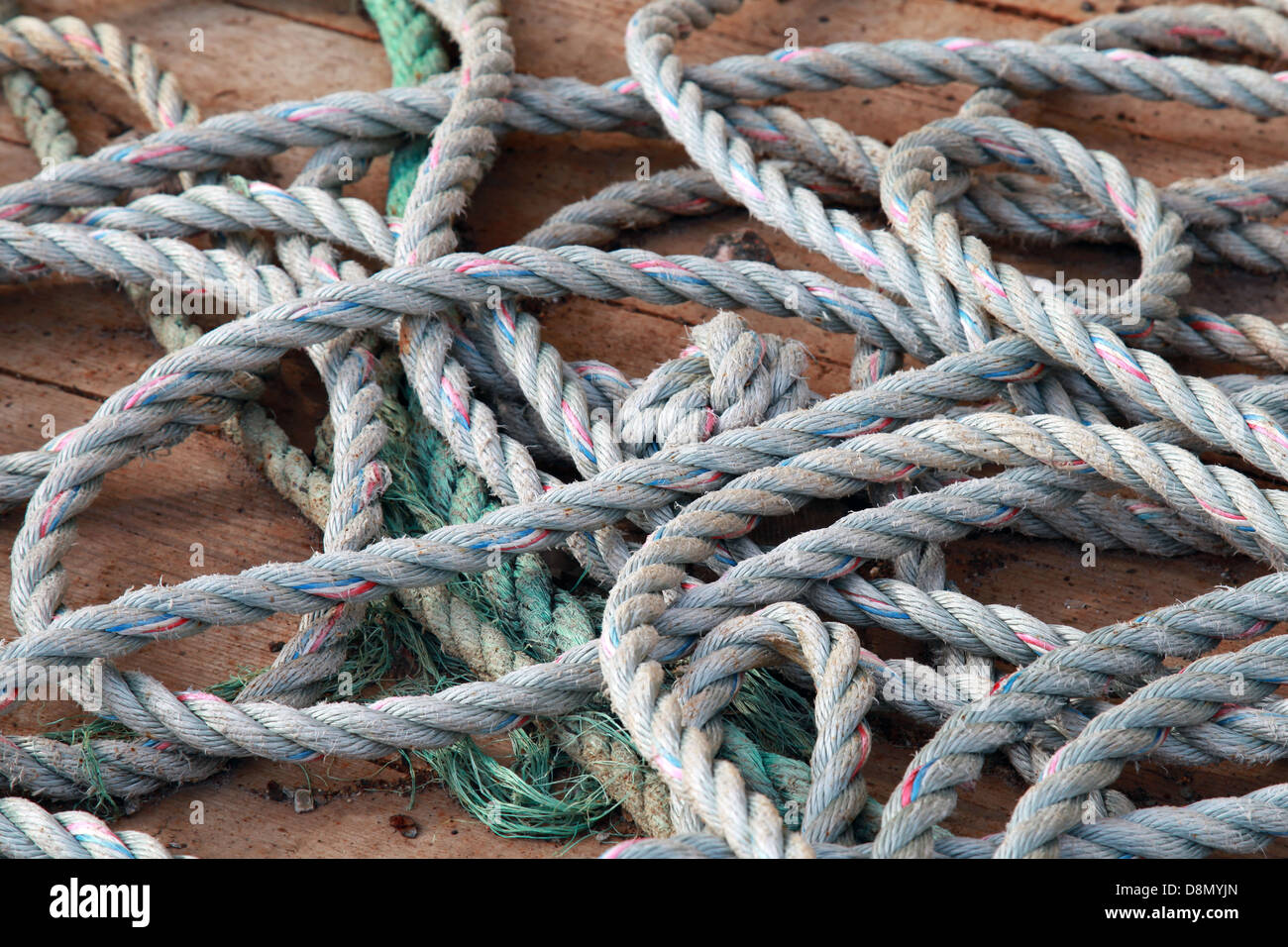 Nautische Seil liegt auf dem Deck der Schiffe Stockfoto