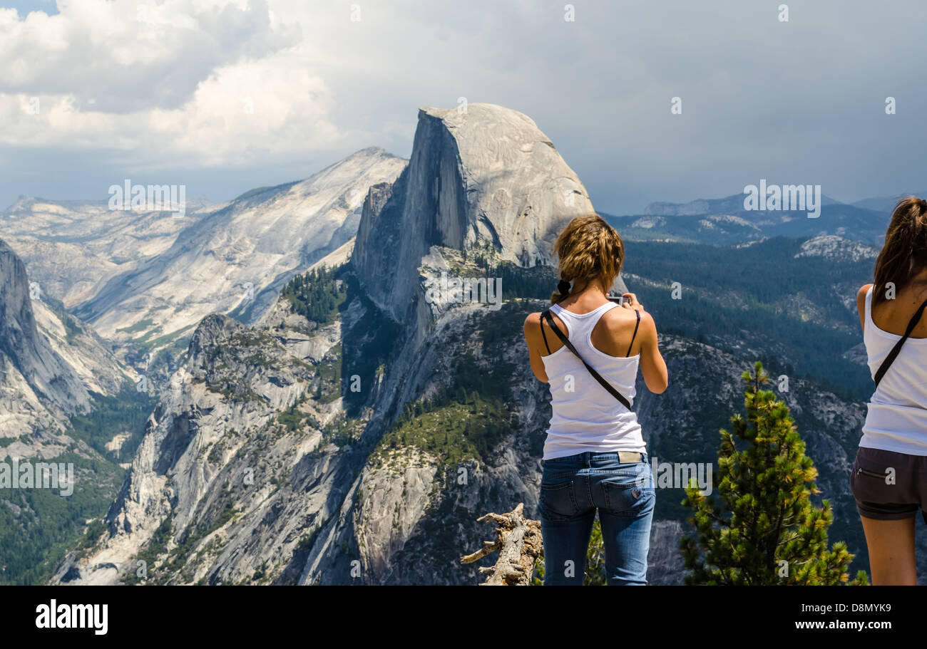 Menschen genießen den Blick auf den Half Dome vom Glacier Point. Yosemite Nationalpark, Kalifornien, USA. Stockfoto