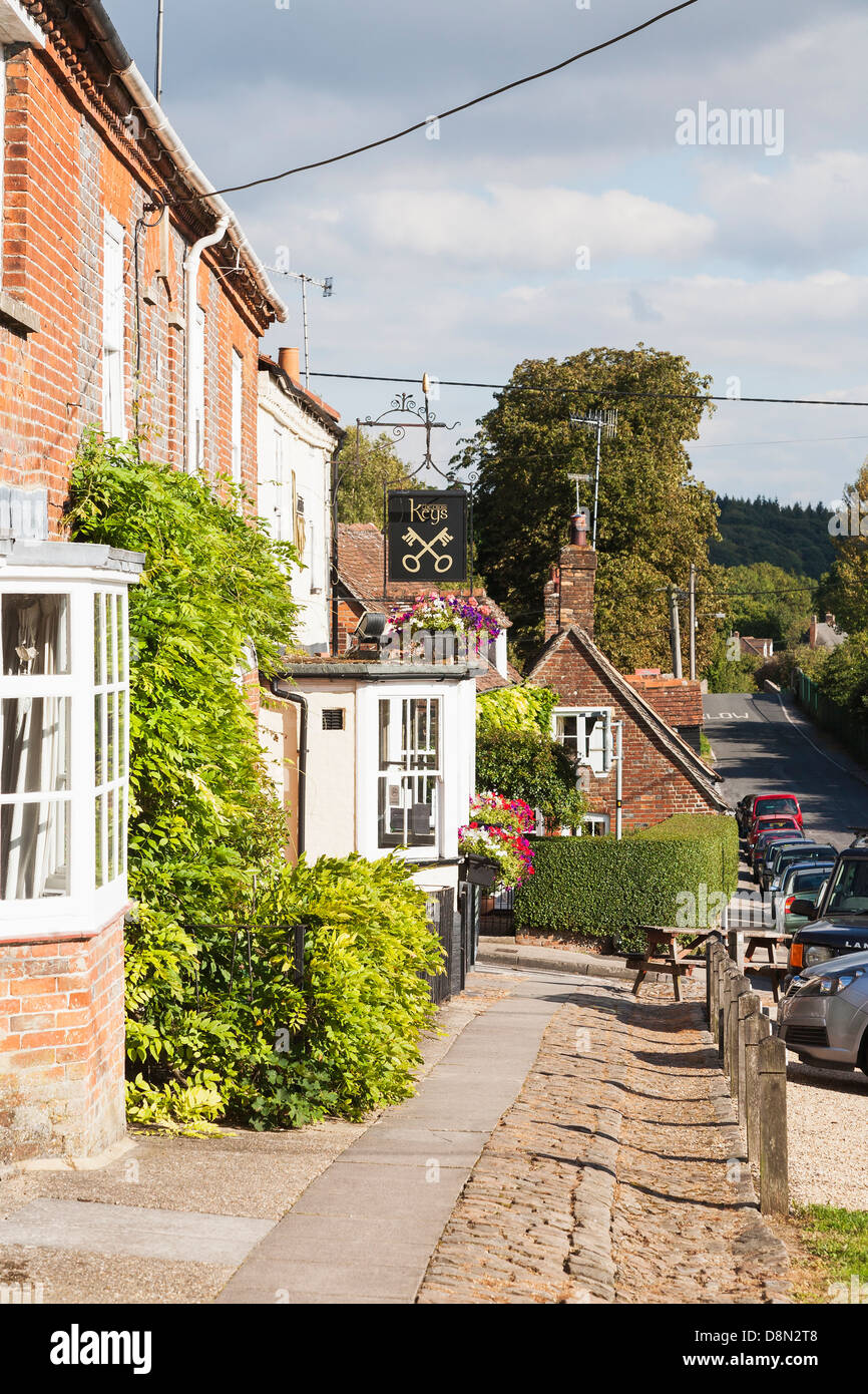 Großes Bedwyn, Wiltshire, England - Blick auf die Hauptstraße mit Cross Keys Gastwirtschaft Stockfoto