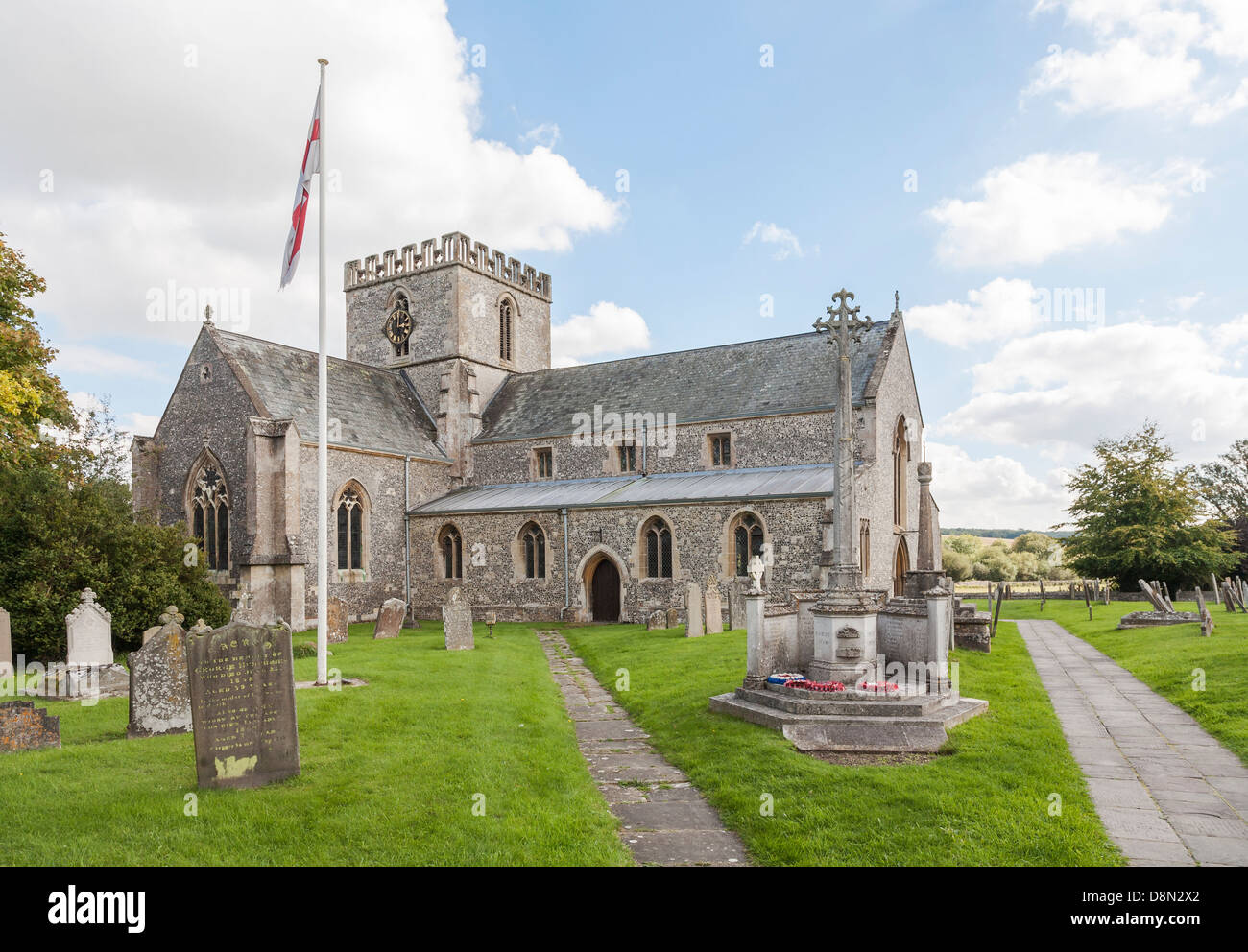 Str. Marys Kirche, großes Bedwyn, Wiltshire, England mit Flagge Pol und Krieg-Denkmal im Sommer Stockfoto