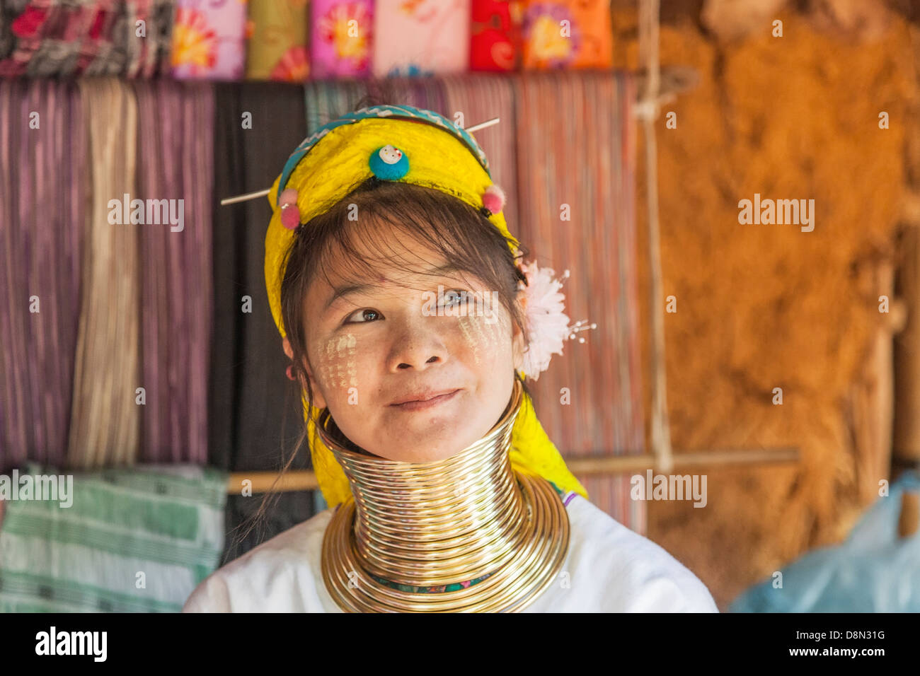 Karen Padong lächelnd Tribeswoman in einem Dorf in der Nähe von Chiang Rai, Nordthailand, eine burmesische Flüchtlinge aus Myanmar Stockfoto