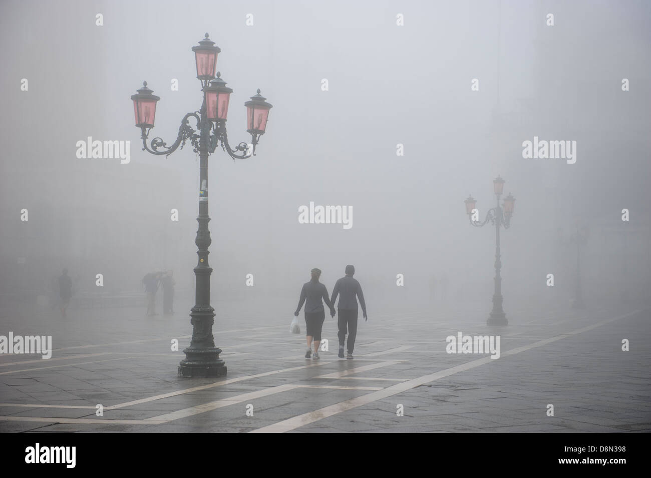 Ein paar wenige in St. Markus Platz In Venedig bedeckt in dichtem Nebel, Italien. Stockfoto