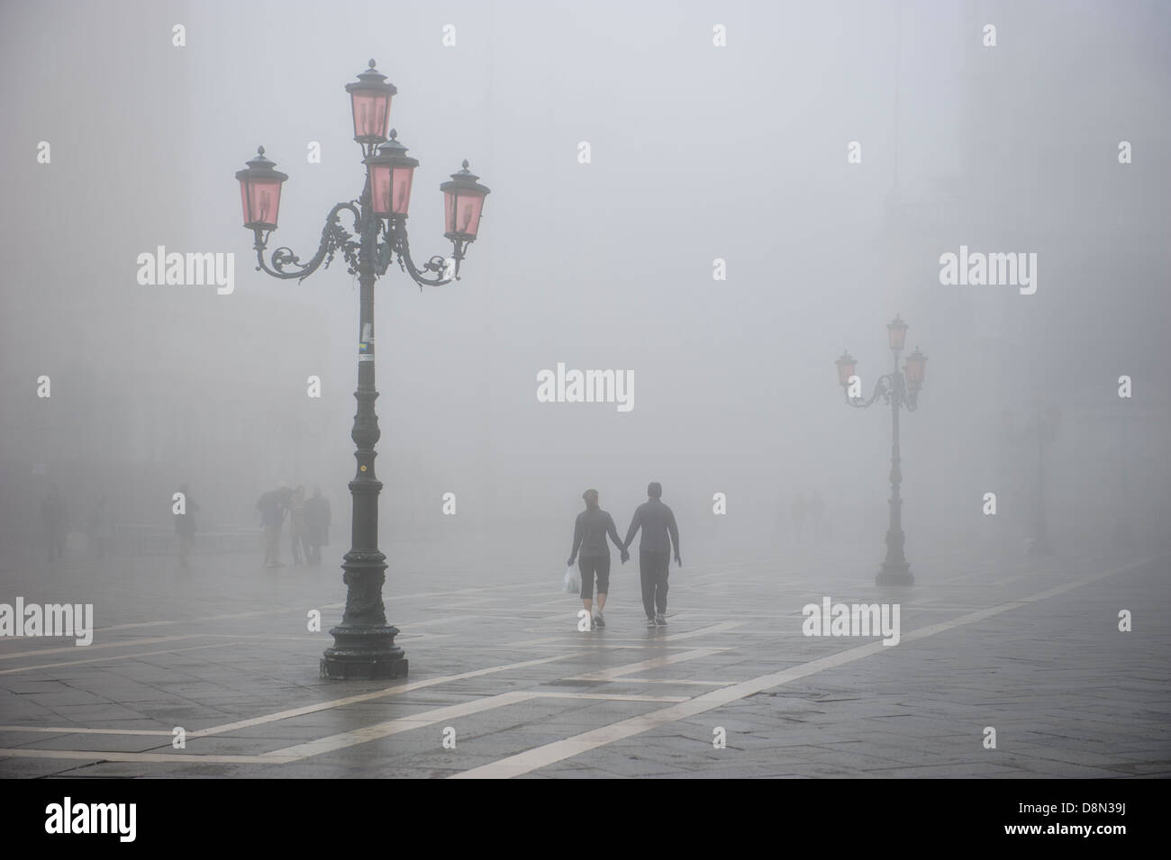 Ein paar wenige in St. Markus Platz In Venedig bedeckt in dichtem Nebel, Italien. Stockfoto