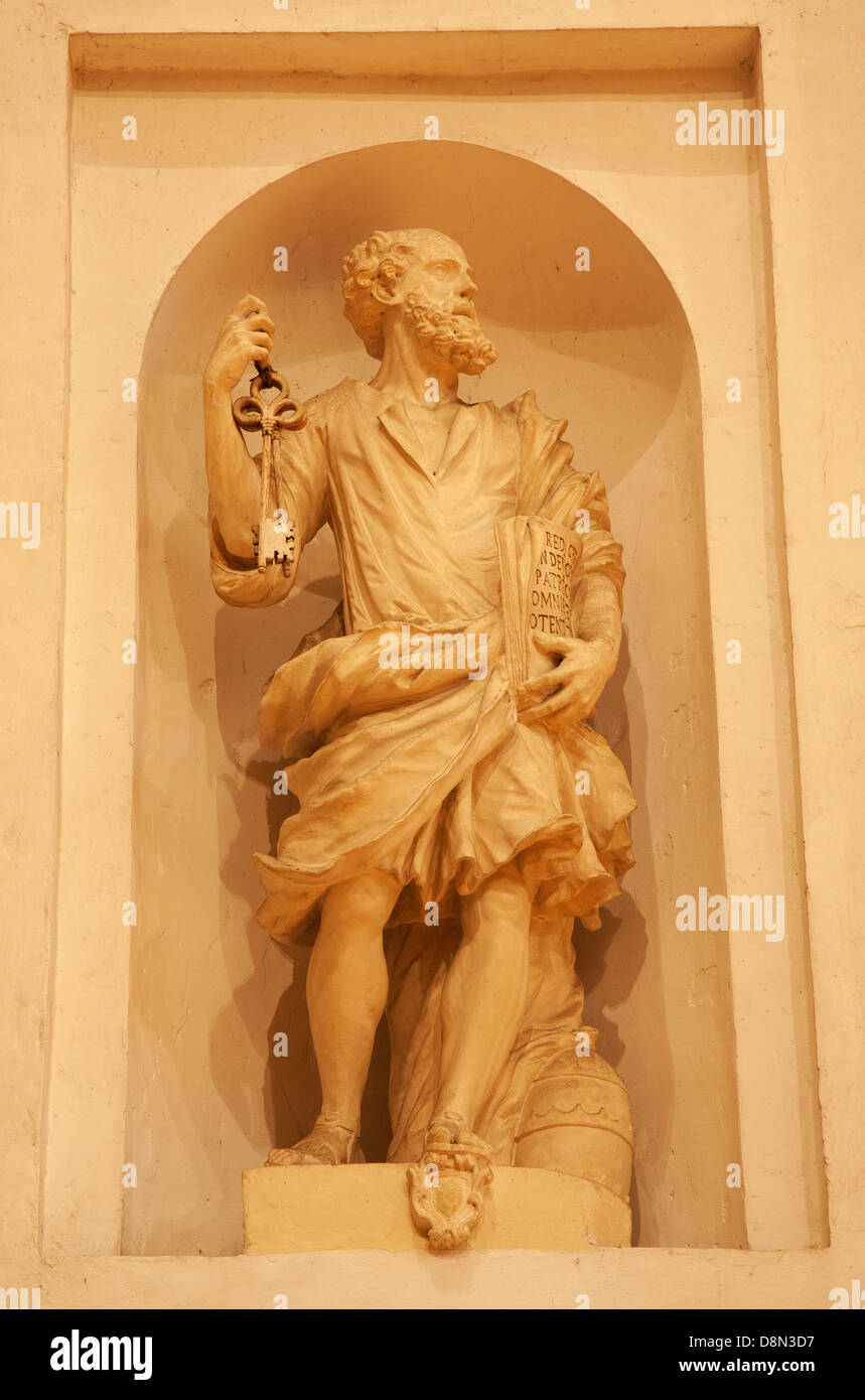 VERONA - 28.Januar: Statue des Heiligen Petrus von St.-Nikolaus-Kirche (Chiesa di San Nicolo) am 28. Januar 2013 in Verona, Italien. Stockfoto