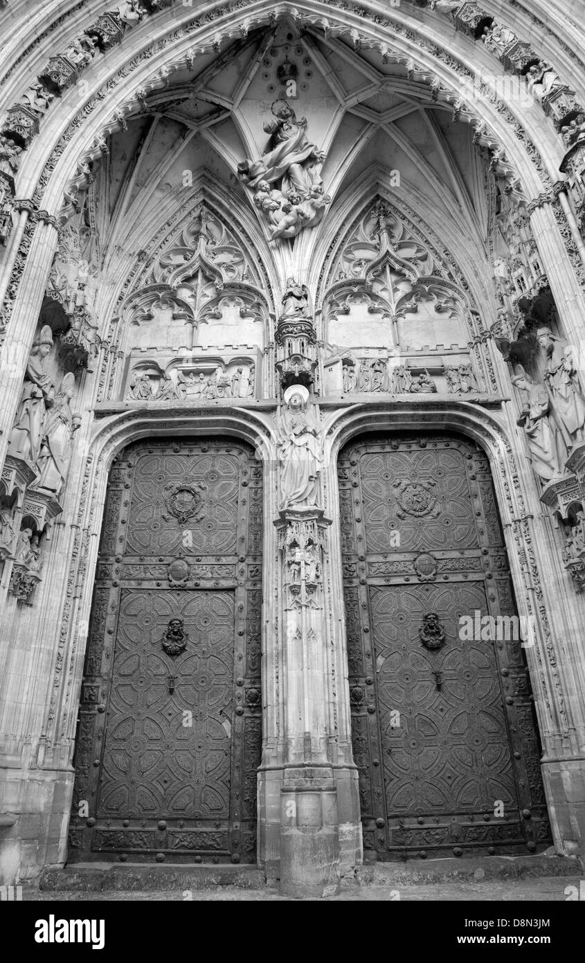 TOLEDO - März 8: Gotische Südportal der Kathedrale Primada Santa Maria de Toledo am 8. März 2013 in Toledo, Spanien. Stockfoto