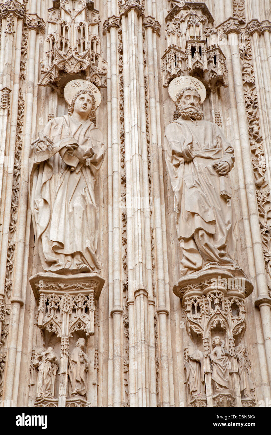 TOLEDO - März 8: Apostel Petrus und Johannes aus Süden gotische Portal der Kathedrale Primada Santa Maria de Toledo Stockfoto