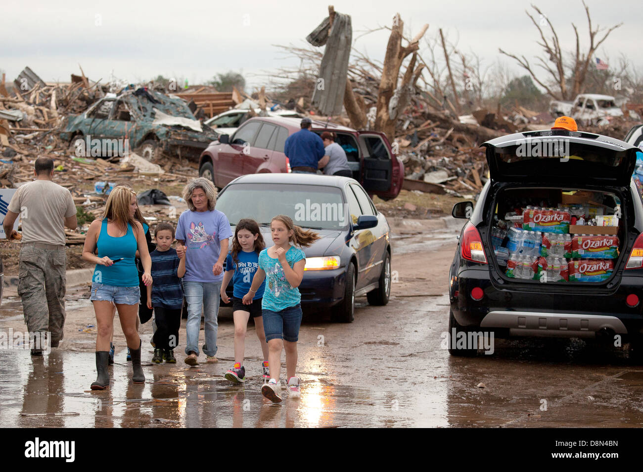 Resident sichtet die Überreste von seinem ehemaligen Wohnhaus in der Folgezeit eine EF-5 Tornado 23. Mai 2013 in Moore, Oklahoma. Die massiven Sturm mit Windgeschwindigkeiten von mehr als 200 Meilen pro Stunde Riss durch den Oklahoma City Vorort 20. Mai 2013, mindestens 24 Menschen getötet, mehr als 230 verletzte und Tausende verdrängen. Stockfoto