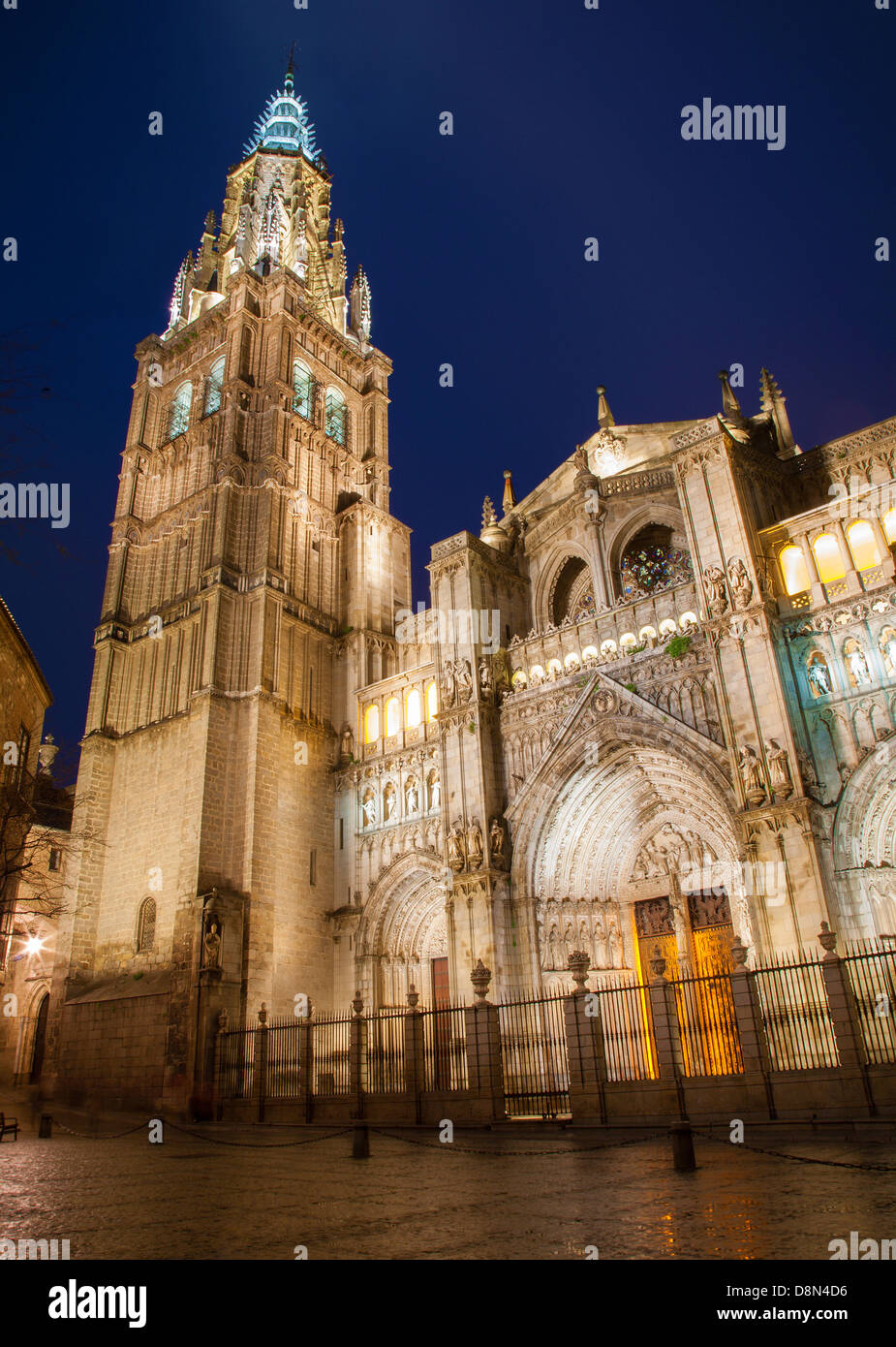 Toledo - Cathedral Primada Santa Maria de Toledo in Dämmerung Stockfoto