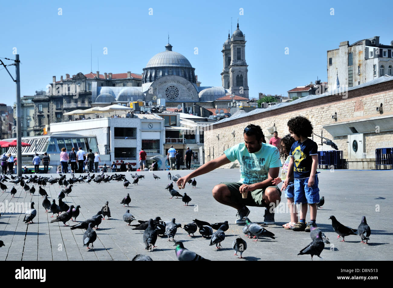 Vater und Familie füttern Tauben am Taksim-Platz, Istanbul, Türkei Stockfoto