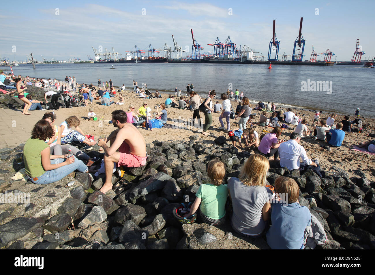 Zahlreiche Ausflügler verbringen den Rest des sonnigen Freitag um Oevelgoenner Elbstrand in Hamburg, Deutschland, 31. Mai 2013. Foto: Bodo Marks Stockfoto