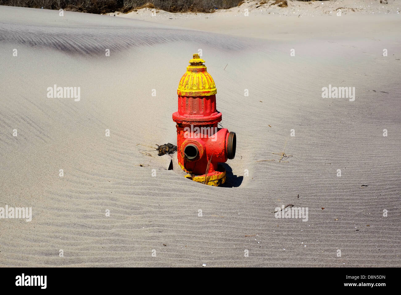 Eine traditionelle amerikanische Hydranten in Flugsand am Strand von Folrt Tilden, Brooklyn, New York begraben. Stockfoto