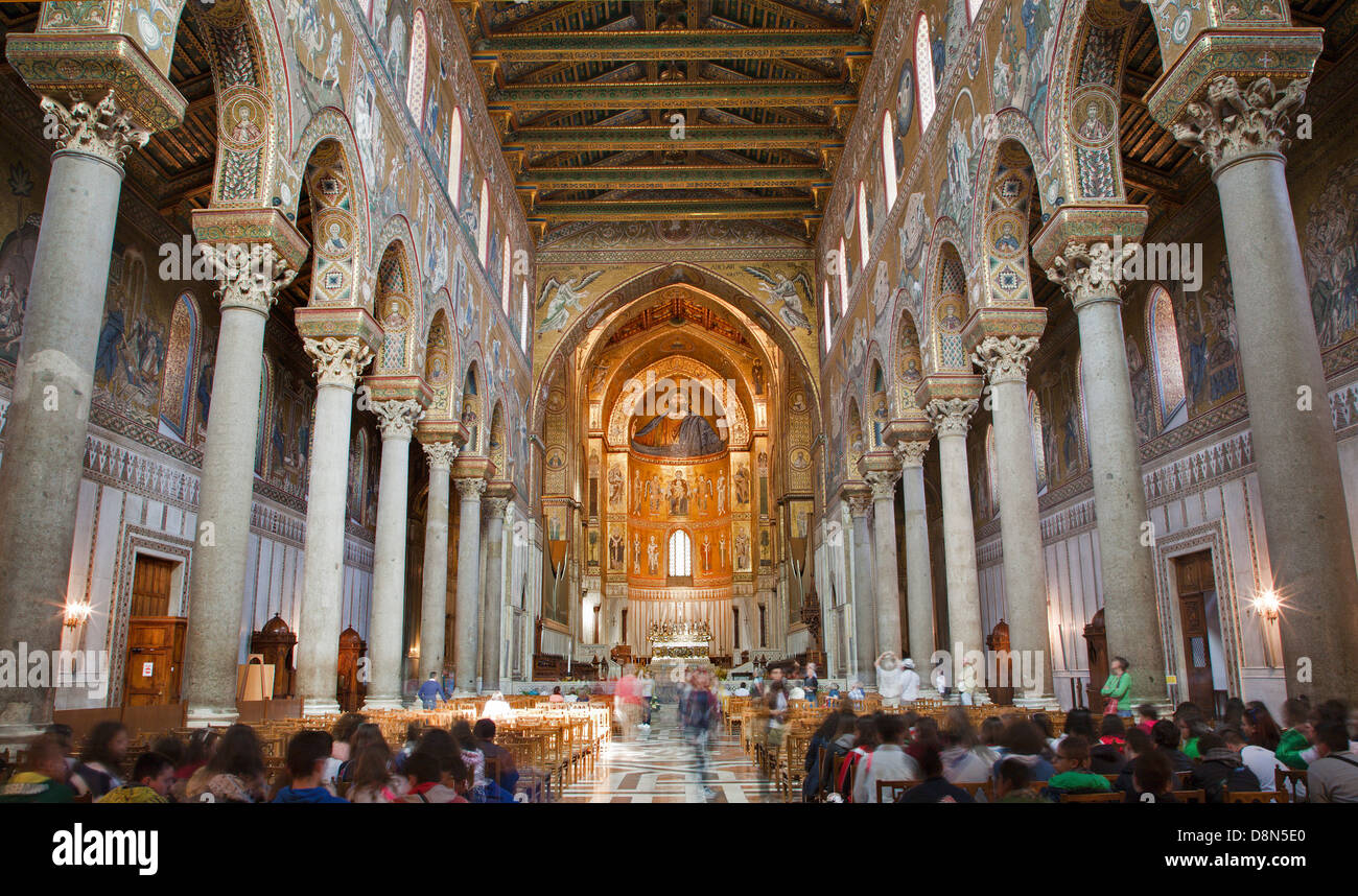 PALERMO - APRIL 9:Main Hauptschiff der Kathedrale von Monreale. Kirche ist wunderbares Beispiel der normannischen Architektur. Stockfoto