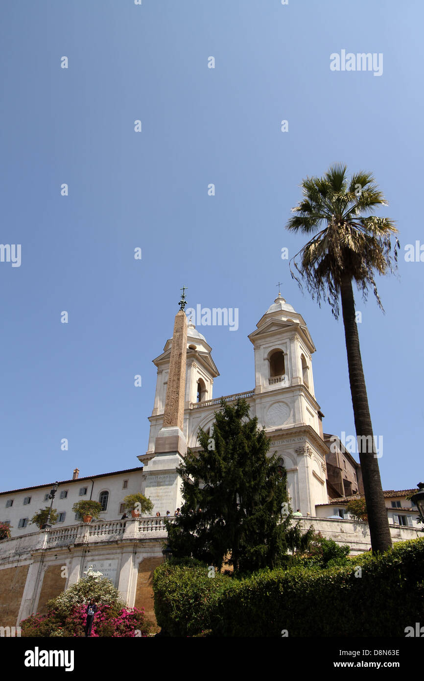 Piazza di Spagna (Spanische Treppe) und Kirche Trinita dei Monti Stockfoto