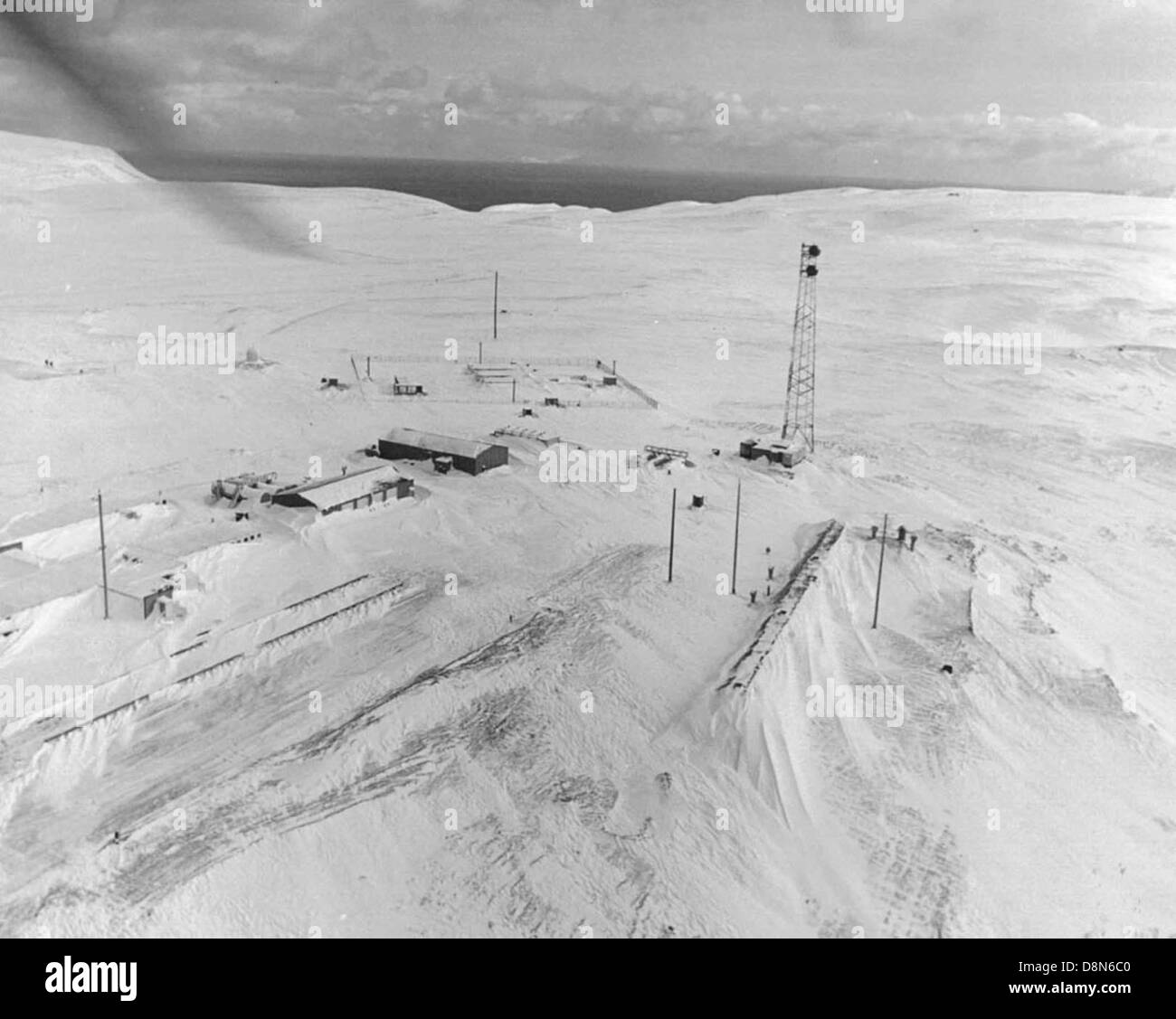 Ein Foto einer Anlage der Atomenergiekommission, die eine Großanlage zeigt, die mit der Erzeugung oder Forschung von Kernenergie in Verbindung steht. Die Struktur ist für die sichere Eindämmung und Verwaltung von Atomenergie ausgelegt. Stockfoto
