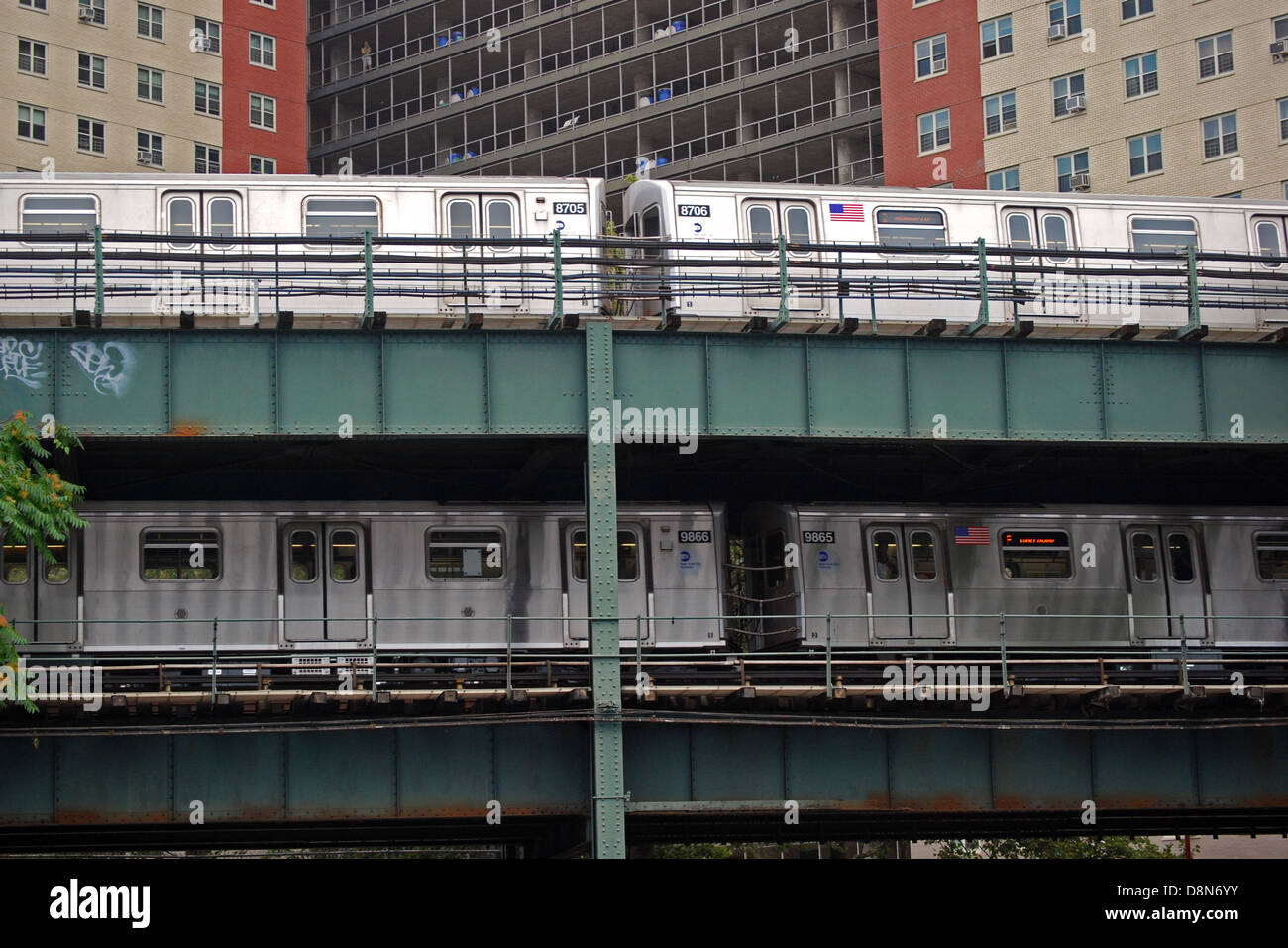 Zwei erhöhten u-Bahn-Züge im Abschnitt Coney Island von Brooklyn, New York Stockfoto