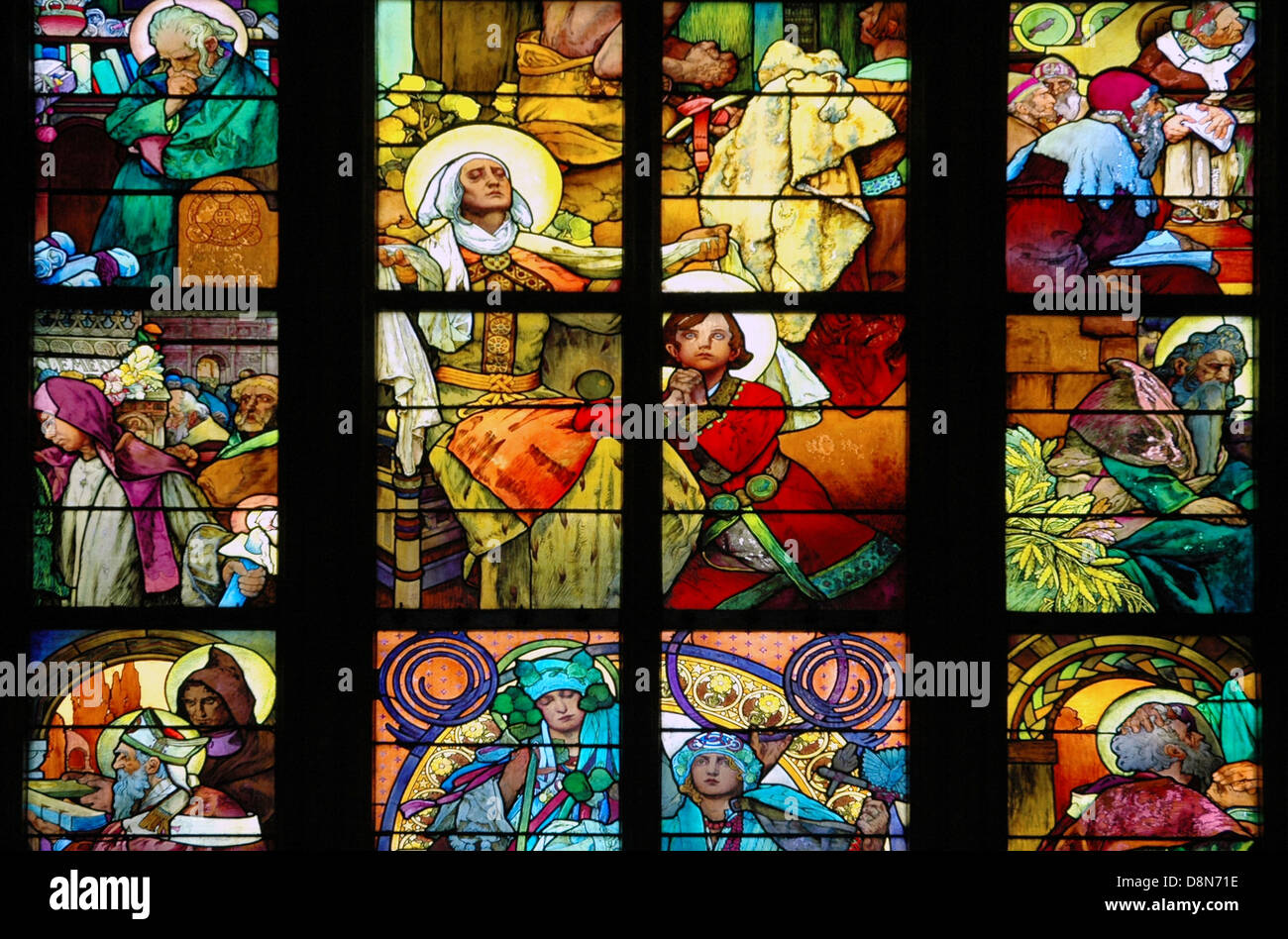 Jugendstil Glasmalerei Dekoration von Alfons auch Alphonse Mucha in der Römisch-katholische Kathedrale des heiligen Vitus, der Prager Burg, in der Tschechischen Republik Stockfoto