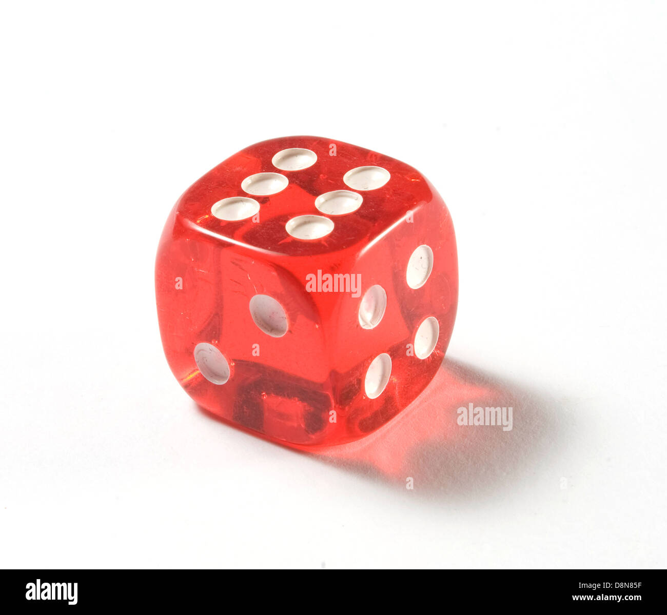 Rote transparente Glücksspiel Würfel auf weißem Hintergrund Stockfoto