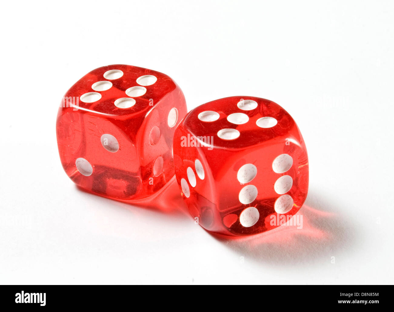 Rote transparente Glücksspiel Würfel auf weißem Hintergrund Stockfoto
