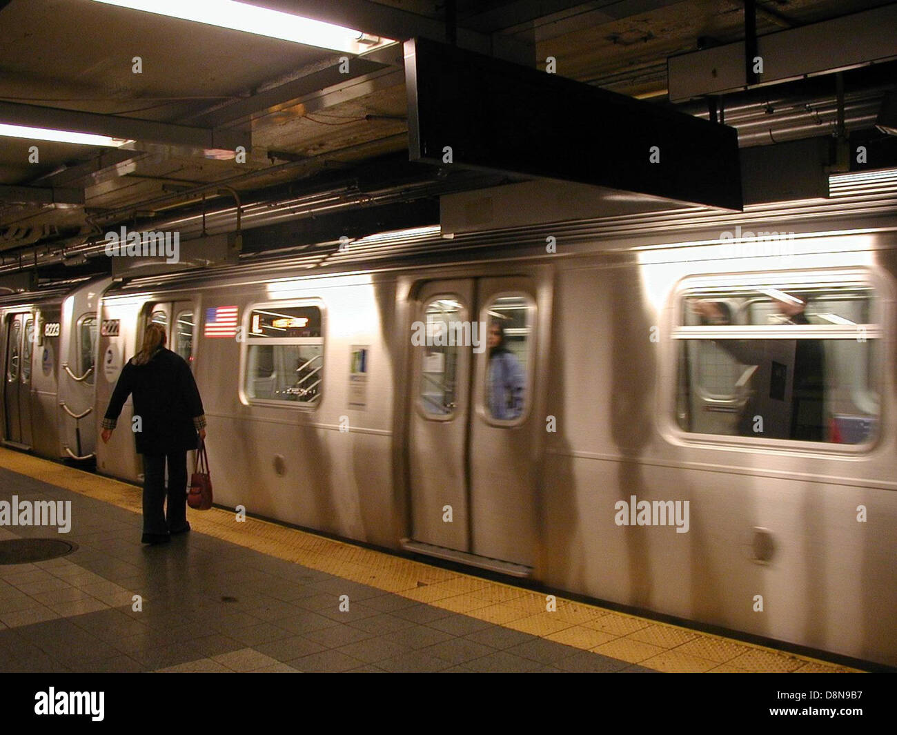 Eine U-Bahn nähert sich einem Bahnhof. U-Bahn-Züge sind ein integraler Bestandteil des öffentlichen Nahverkehrs in den Städten und bieten eine effiziente und schnelle Möglichkeit, die U-Bahn zu fahren. Stockfoto