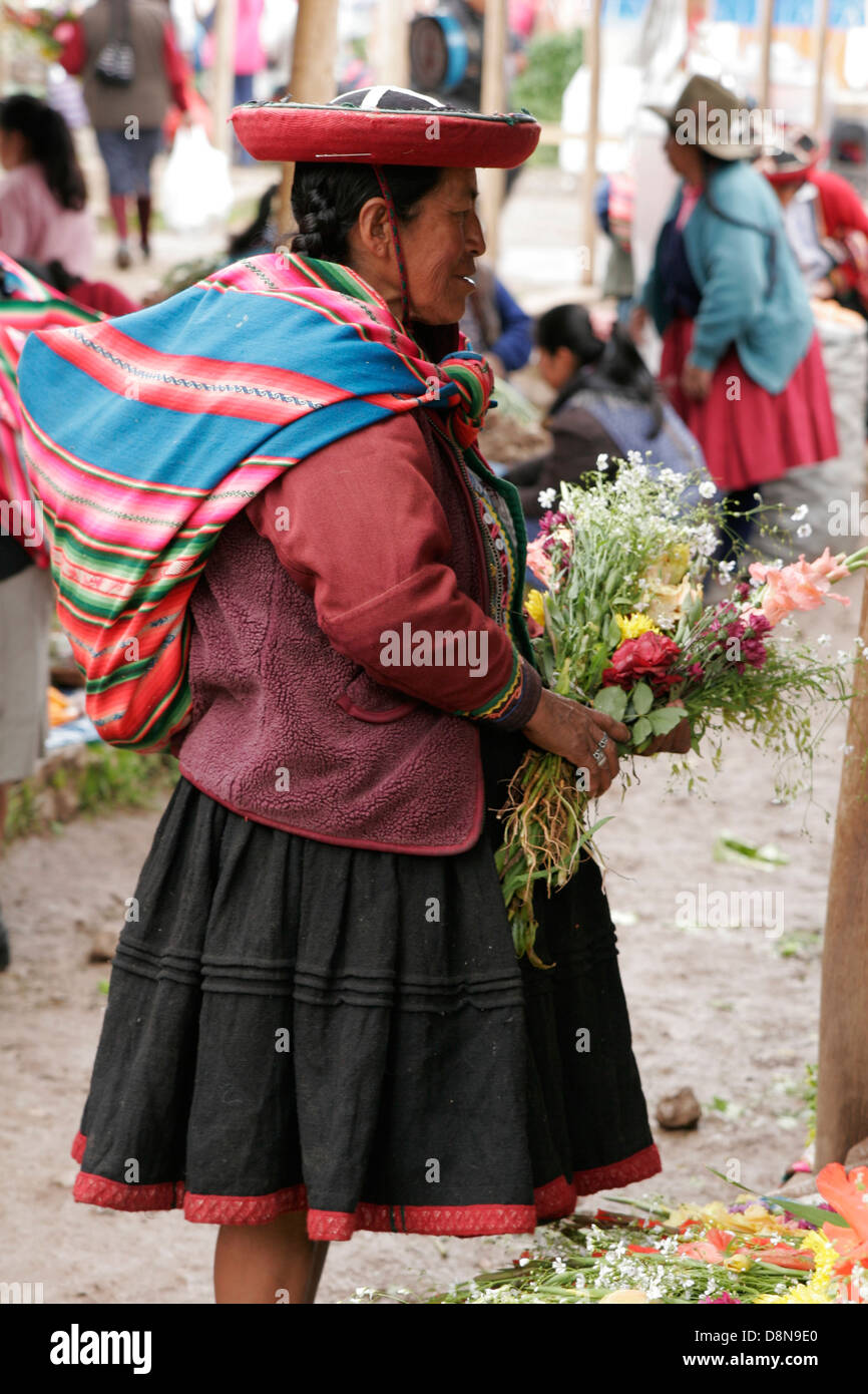 Quechua-Frau mit traditionellen runden Hut auf Sonntag Indiomarkt in Chinchero in der Nähe von Cuzco, Peru Stockfoto