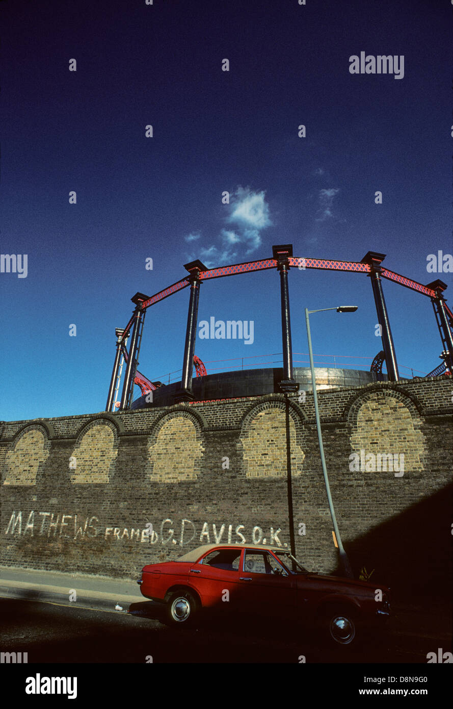 Waren weg und Gasometer hinter Kings Cross Station im Jahr 1984 Stockfoto