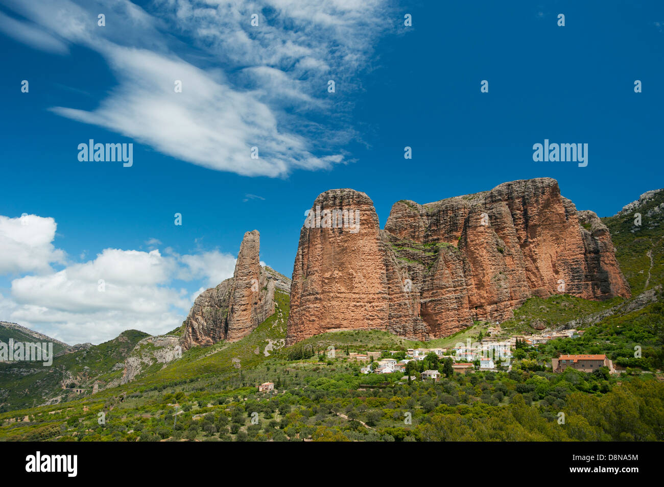 Mallos (oder bowling-Pins) von Riglos Dorf, markante Felsen Säulen, Aragon, Spanien Stockfoto