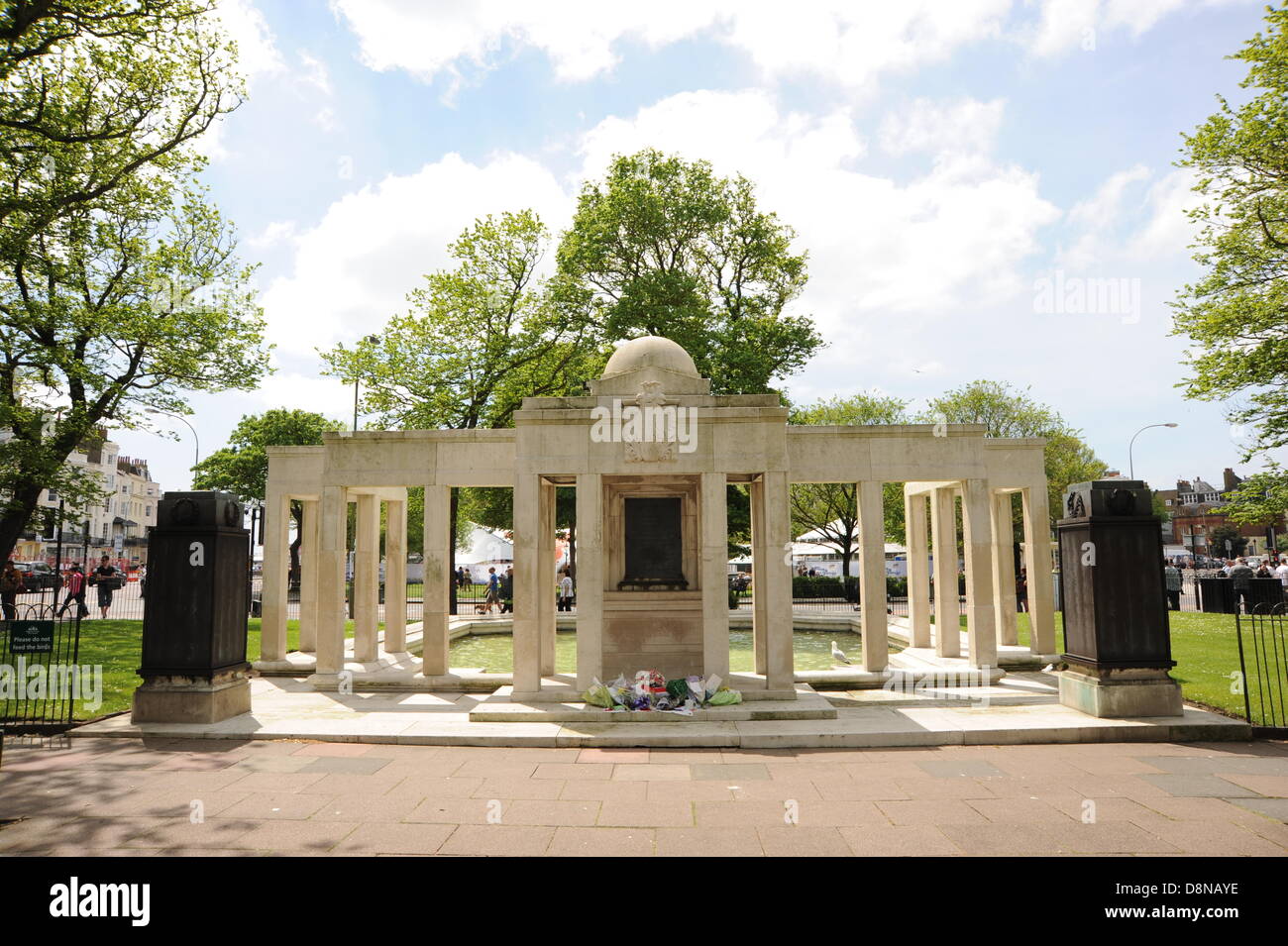 Brighton, Sussex, UK. 1. Juni 2013. Mitglieder von ganz rechts und des Anti-faschistischen White Rose Bewegung beide legte Blumen und Ehrungen des ermordeten Soldaten Schlagzeuger Lee Rigby in Brighton Kriegerdenkmal heute. Schlagzeuger Rigby wurde am 22. Mai in Woolwich London ermordet und rechtsradikalen Gruppen wie die EDL vorgeworfen, der Entführung seines Todes aus politischen Gründen Fotografie von Simon Dack/Alamy Live News Stockfoto