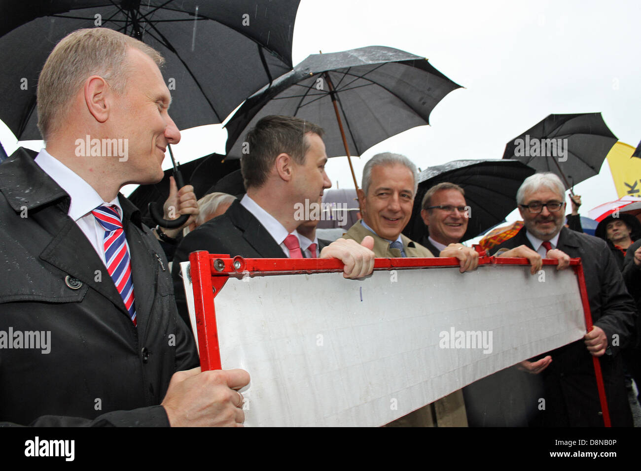 Ministerpräsident von Sachsen Stanislaw Tillich (3-L), Marschall der Woiwodschaft des unteren Schlesien Rafal Jurkowlaniec, Gouverneur des Distrikts Liberec Martin Puta und Staatssekretär im Ministerium für Verkehr Michael Odenwald (L-R), entfernen Sie eine Straßensperre auf der neuen deutsch-polnischen Grenzbrücke auf B 187 zwischen Zittau und polnischen Sieniawka (Kleinschoenau) in Zittau, Deutschland, 1. Juni 2013. Die Brücke sollte heute Nachmittag für den Verkehr geöffnet werden. Foto: Jens Trenkler Stockfoto