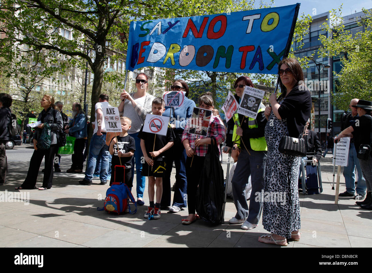 1. Juni 2013 Manchester. Aktivisten in den nationalen Tag des Protests gegen die Schlafzimmer-Steuer und andere Sozialreformen.  Die koordinierte Proteste stattfinden um das Land am 1. Juni haben zeitlich zusammenfallen mit Proteste gegen Sparpolitik in Europa gewesen.  Dieser "Ruf zu den Waffen" wurden vom profitieren Justiz, eine Koalition von Kampagnengruppen und Gewerkschaften gegen Sparprogramm der Regierung profitieren Schnitte erzielt.  Bildnachweis: Mar Photographics / Alamy Live News Stockfoto